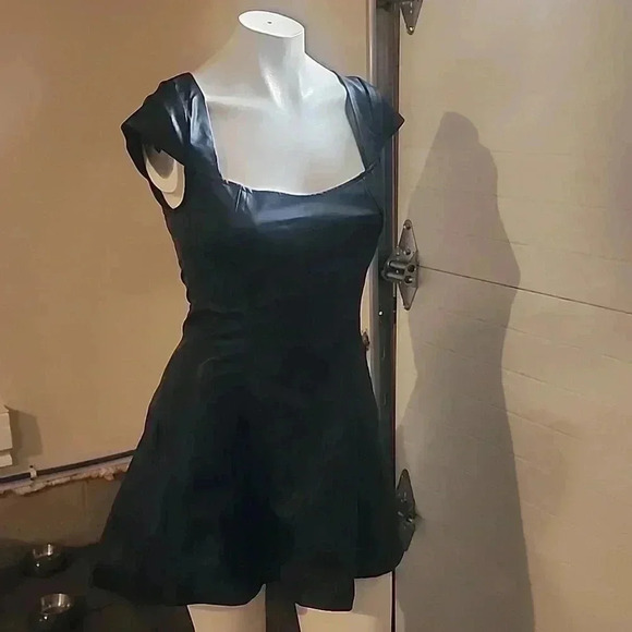 FREE PEOPLE MINI VEGAN LEATHER DRESS OPEN BACK SIZE 0 NEW NO TAGS - Picture 2 of 6